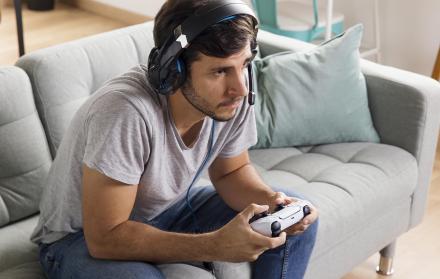 hombre-jugando-con-controlador-de-tiro-medio
