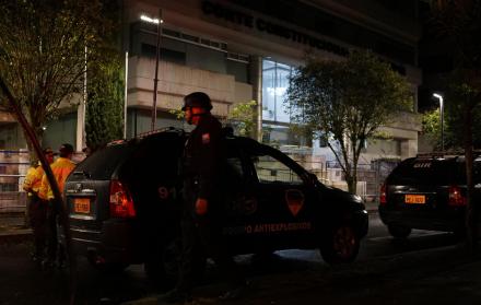Policías rodean la Corte Constitucional tras presunta amenaza de bomba en Quito.