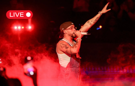 El artista puertorriqueño Bad Bunny ofrece su última presentación en vivo en Puerto Rico.