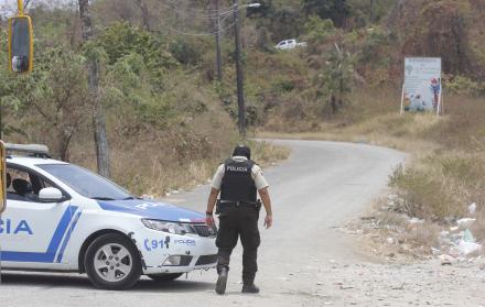 Policía en ingreso al Jardín Botánico