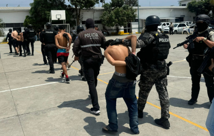 La Policía Nacional capturó a cuatro presuntos integrantes de Los Lobos durante operativos simultáneos en Manta, Jaramijó y Montecristi.