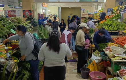 Ciudadanos se abastecen en mercados antes del paro nacional.