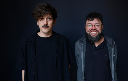 El realizador, Simón Mesa Soto y el actor Ubeimar Ríos, de Un Poeta, película exhibida en San Sebastián