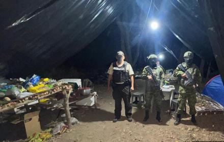 El campamento ilegal fue localizado y destruido por las Fuerzas Armadas y la Policía en Puyango, Loja.
