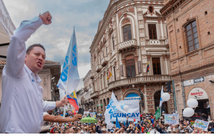 Alcalde de Cuenca, Cristian Zamora, en la marcha para proteger el agua, en contra de Loma Larga, el 16 de septiembre del 2025.