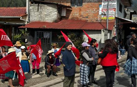 Federación Única de Afiliados al Seguro Social Campesino (FEUNASSC) y del Frente Popular del Azuay se concentran en la Y de Sayausi en apoyo al ParoNacional.