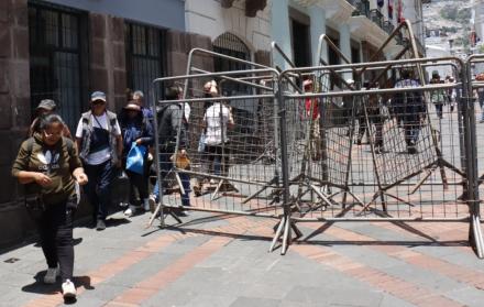 La Policía instaló vallas metálicas entre las calles Guayaquil y Chile, así como en las vías que rodean al Palacio de Carondelet, centro de Quito.