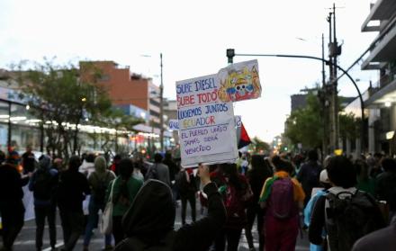 La marcha avanzó por la Av 10 de agosto mientras manifestantes impiden el paso de los vehículos.