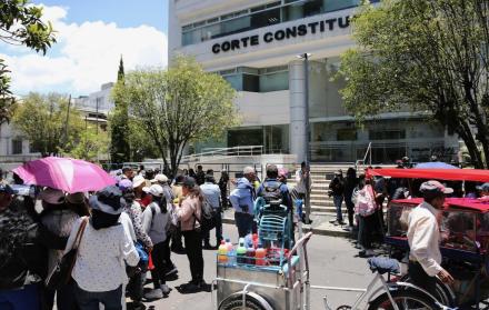 Los jueces de la Corte Constitucional soportaron la presión de simpatizantes del Gobierno de Daniel Noboa, en septiembre 2025.
