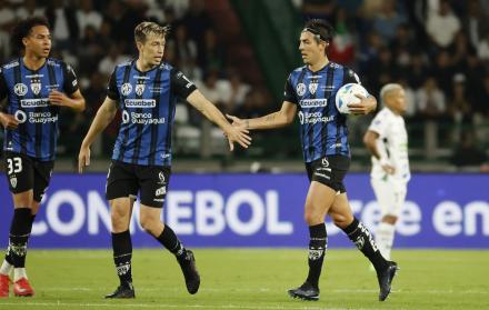 Richard Schunke y Michael Hoyos en el festejo del gol de Independiente del Valle ante Once Caldas en Colombia.