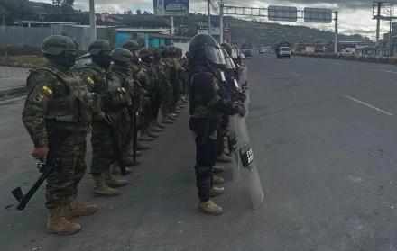 Los militares vigilan en distintos tramos de la av. Panamericana Sur para evitar que los manifestantes cierren el tránsito.