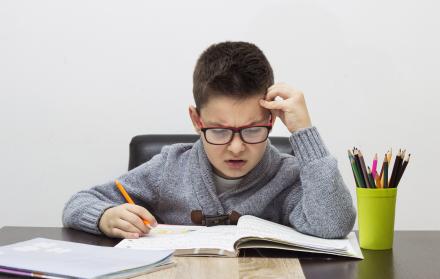 Metaanálisis Revela el Impacto de la Ortografía en la Lectura con Dislexia