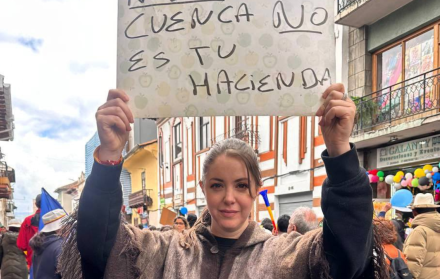 Mónica Palacios participó de la marcha multitudinaria, desarrollada en Cuenca, en contra del proyecto minero Loma Larga.