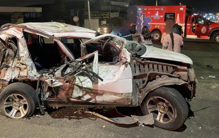 Un fallecido y un herido dejó el trágico choque entre un auto y una volqueta en Puembo, valle del nororiente de Quito.