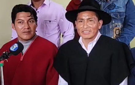 Fausto Chango (de negro) es el presidente del Movimiento Indígena de Tungurahua.