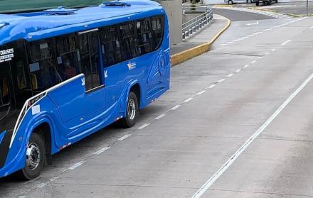Más de 20 pasajeros se quedaron encerrados en bus, luego de que el conductor dejó abandonada la unidad en el norte de Quito.