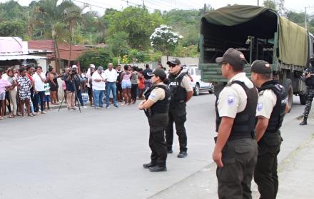 Los familiares se concentraron y protestaron en los exteriores de la Cárcel de Varones de Esmeraldas, para exigir información sobre los internos, luego de la masacre carcelaria.