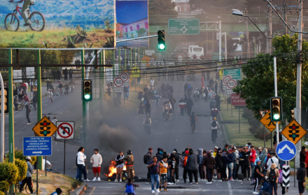 Fotografía del 24 de septiembre de 2025 de personas bloqueando una vía durante una manifestación, en Otavalo (Ecuador).