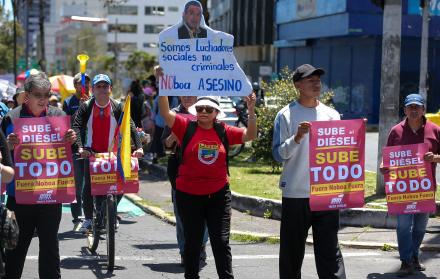 Personas a favor de la despenalización del aborto participan en una manifestación este domingo, en Quito (Ecuador).