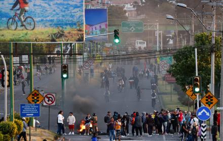 Fotografía del 24 de septiembre de 2025 de personas bloqueando una vía durante una manifestación, en Otavalo (Ecuador).