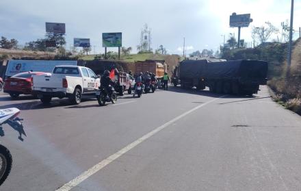 Un tráiler averiado bloqueó el paso de la Ruta Viva, por lo cual se afectó la circulación entre Quito y el aeropuerto Mariscal Sucre.