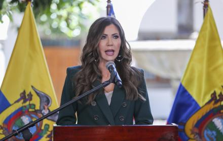 Kristi Noem en su visita en Ecuador