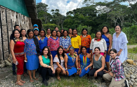 Con promotoras de salud comunitaria Achuar y Shuar, un programa de Fundación Pachamama, de hace dos años.