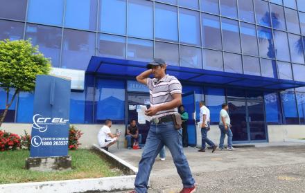 Clientes saliendo de CNEL