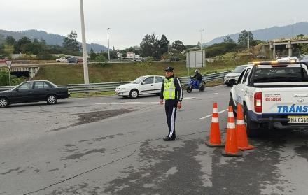 Luego del bloqueo en Guangopolo, valle de Los Chillos, el tránsito se habilitó por completo en la vía Intervalles.