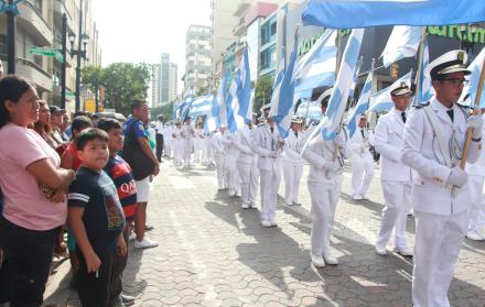 desfile estudiantil por las fiestas de Guayaquil