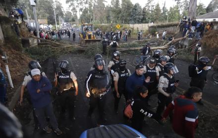 Policía Nacional corta troncos para despejar rutas hacia el norte del país