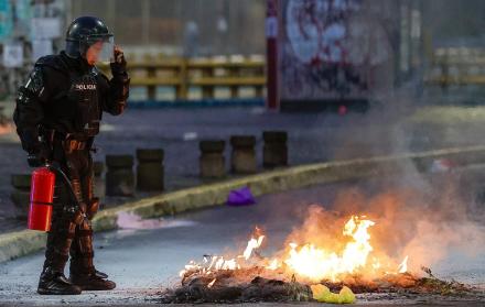 Los agentes de la Policía llegaron a la Plaza Indoamérica para dispersar a los manifestantes, quienes se congregaron en los exteriores de la Universidad Central