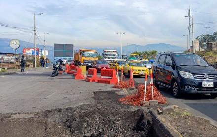 Un contaflujo se habilitó en el tramo Puembo - Pifo, sobre la av. Oswaldo Guayasamín, debido a los trabajos viales.