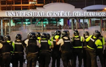El Metro de Quito cerró la estación de la Universidad Central del Ecuador, después de los enfrentamientos entre la policía y manifestantes.