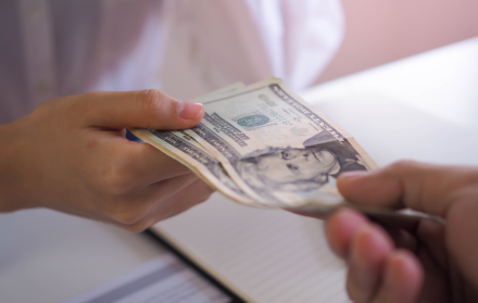 El Gobierno entrega $ 1.000 a emprendedores ecuatorianos a través del Bono Incentivo Emprende.