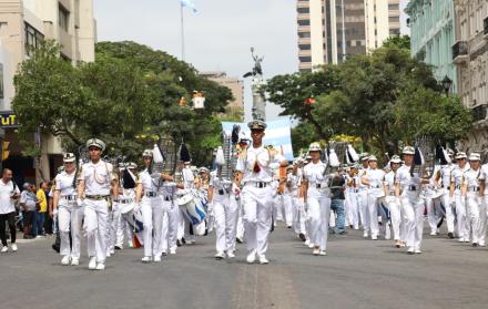 El desfile estudiantil abre las fiestas octubrinas en Guayaquil.