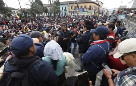 Comunidades indígenas de Cayambe se congregan en el parque central para continuar con la movilización, que ya cumple diez días de paro.