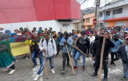 Comuneros bloquearon la Panamericana en Alausí