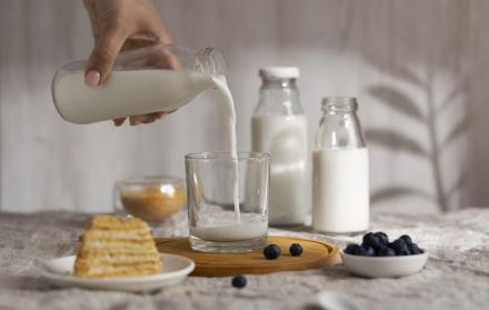 4 Razones Científicas por las que los Adultos Deberían Beber Leche (No Solo los Niños)