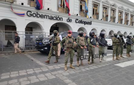 Policía y militares mantienen resguardo permanente en la Gobernación de Cotopaxi, sede temporal del Ejecutivo en Latacunga.