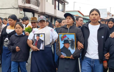 María Lucila Guitarra (centro), esposa de Efraín Fuerez, quien murió acribillado por fuerzas militares, según la Conaie.