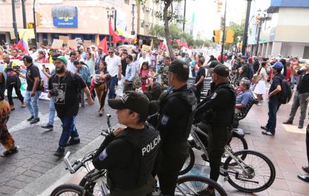 Manifestantes recorren la avenida 9 de Octubre durante la marcha contra las políticas del presidente Noboa.