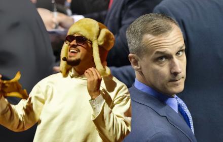 Bad Bunny y Corey Lewandowski, asesor jefe del Departamento de Seguridad Nacional.