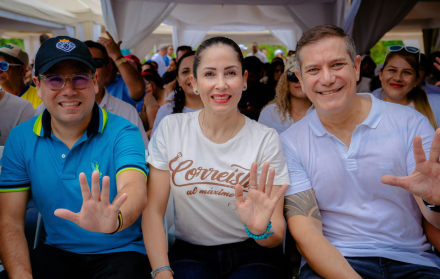 Luisa González (centro) llamó a votar no el 16 de noviembre del 2025.