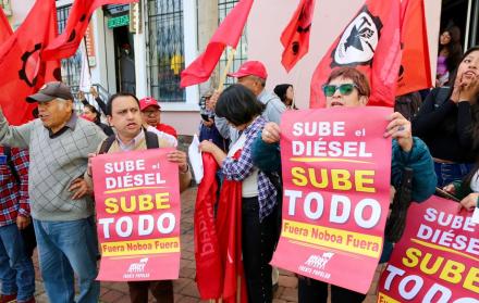 Colectivos sociales se tomaron un tramo de la avenida Maldonado en Quito.