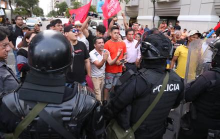 Manifestantes reclamaron por el aumento del precio del diésel y del IVA.