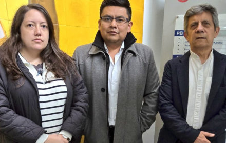 Ana Belén Yela, Luis Fernando Molina y Gustavo Mateus, asambleístas de la RC, en la Unidad Judicial de Quito.