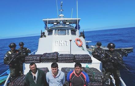 La Marina Nacional de El Salvador interceptó una embarcación en aguas internacionales del océano Pacífico, a 1.150 millas náuticas.