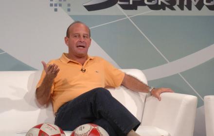 Periodista Simón Cañarte sufrió un infarto y pide apoyo para su recuperación.