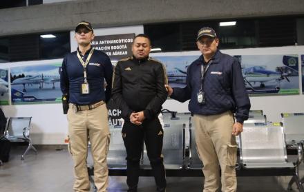 Migración Colombia expulsó al criminal ecuatoriano alias Fede desde el Aeropuerto El Dorado de Bogotá.